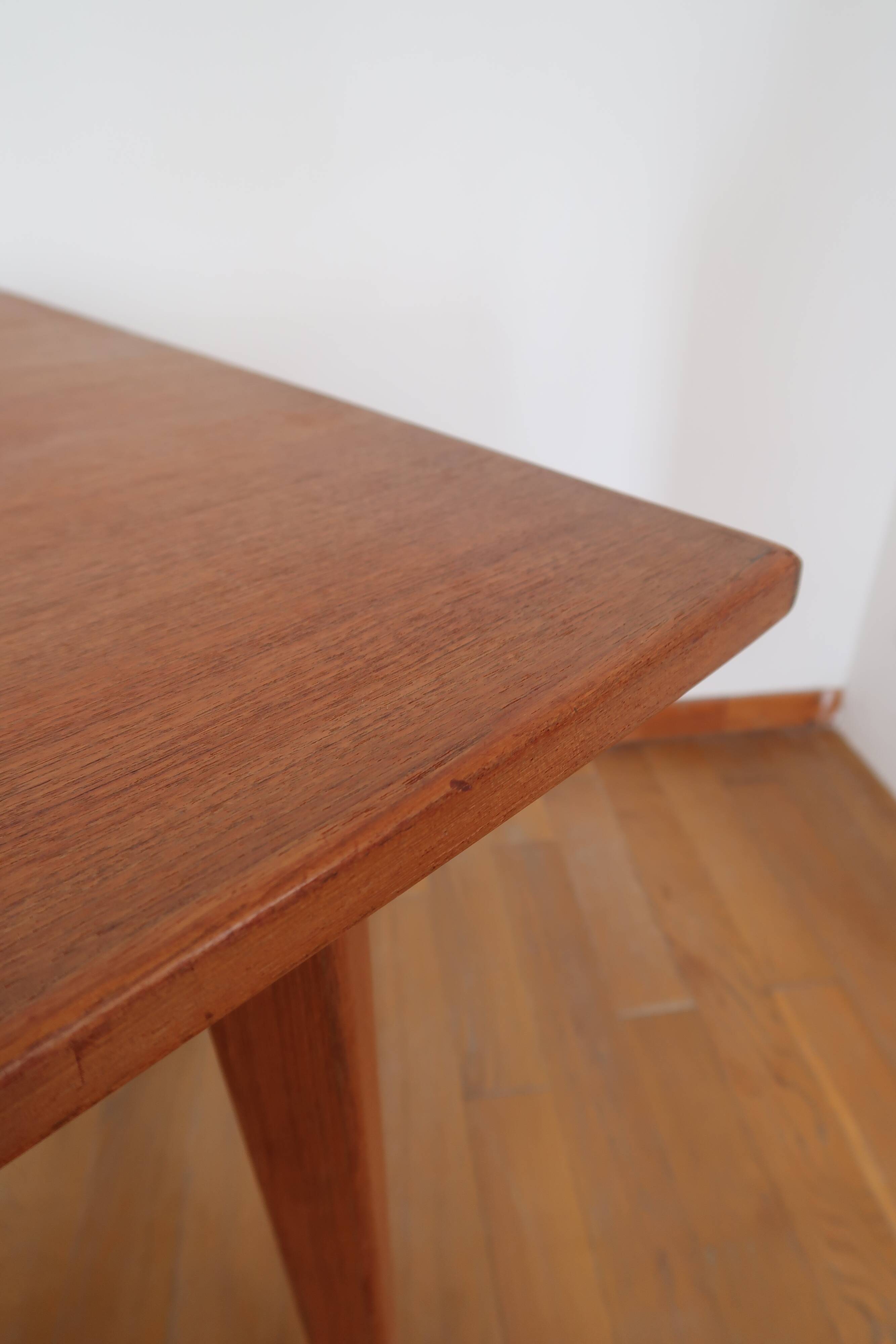 Extendable scandinavian table
