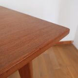 Extendable scandinavian table