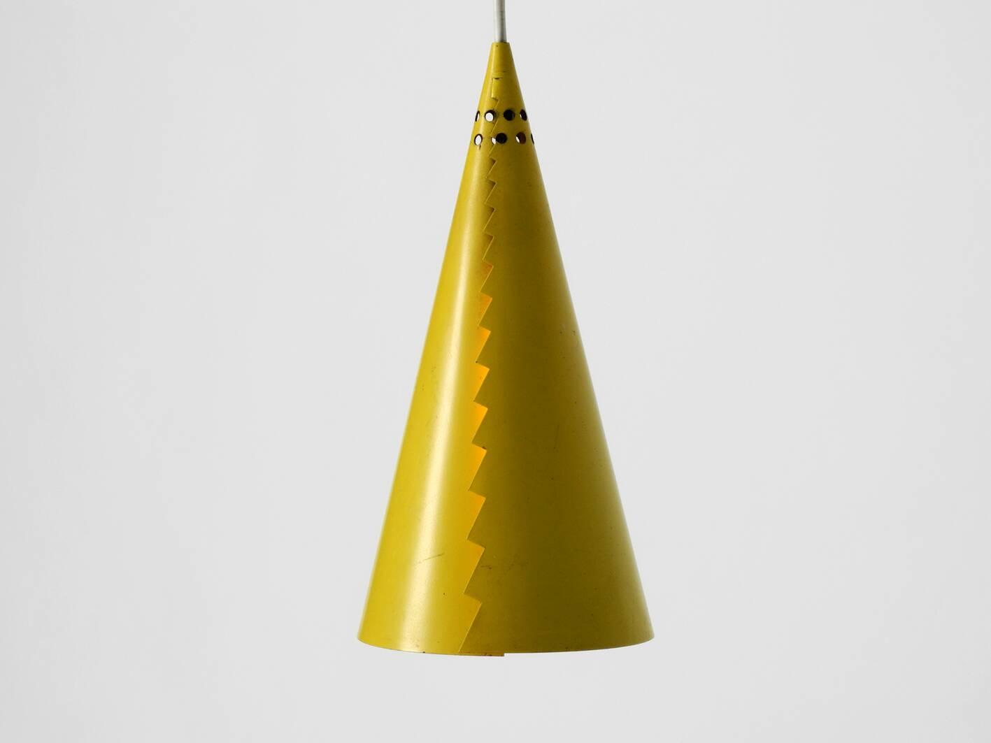 Suspension en forme de cône du milieu du siècle moderne en acier laminé jaune.