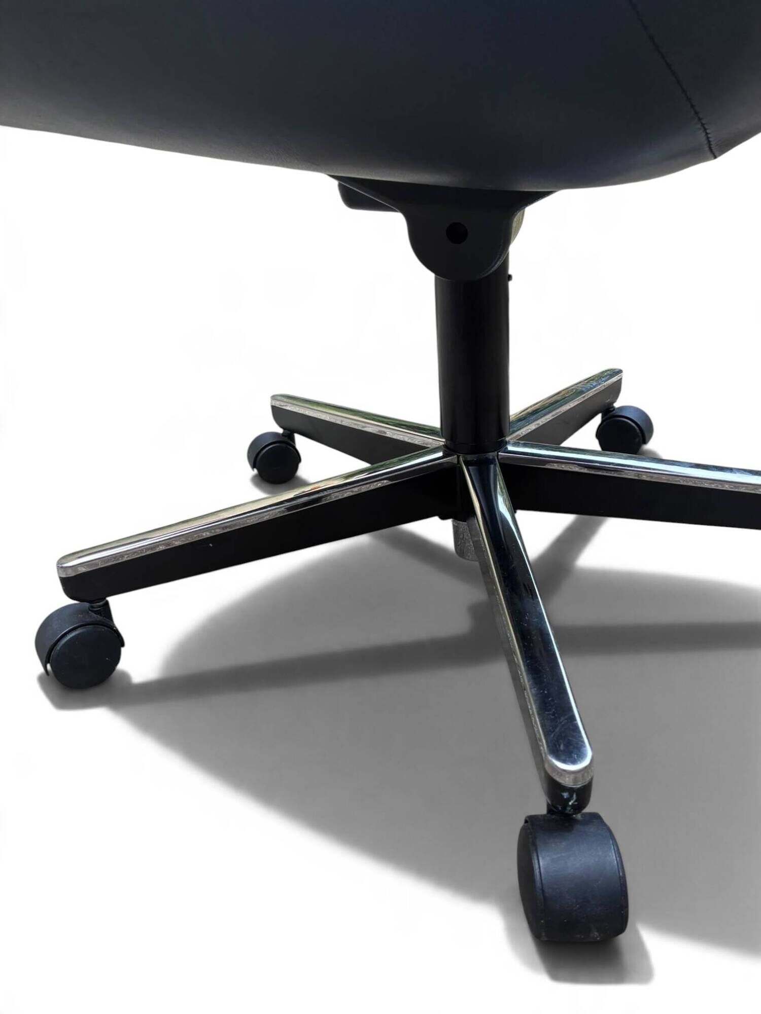 Charles Pollock – Executive Knoll office chair in black leather