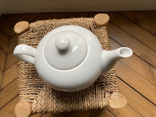 Round teapot in white earthenware, 1 liter