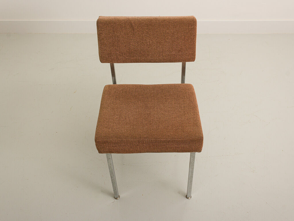 Chaise de bureau avec une structure en acier chromé et dossier large