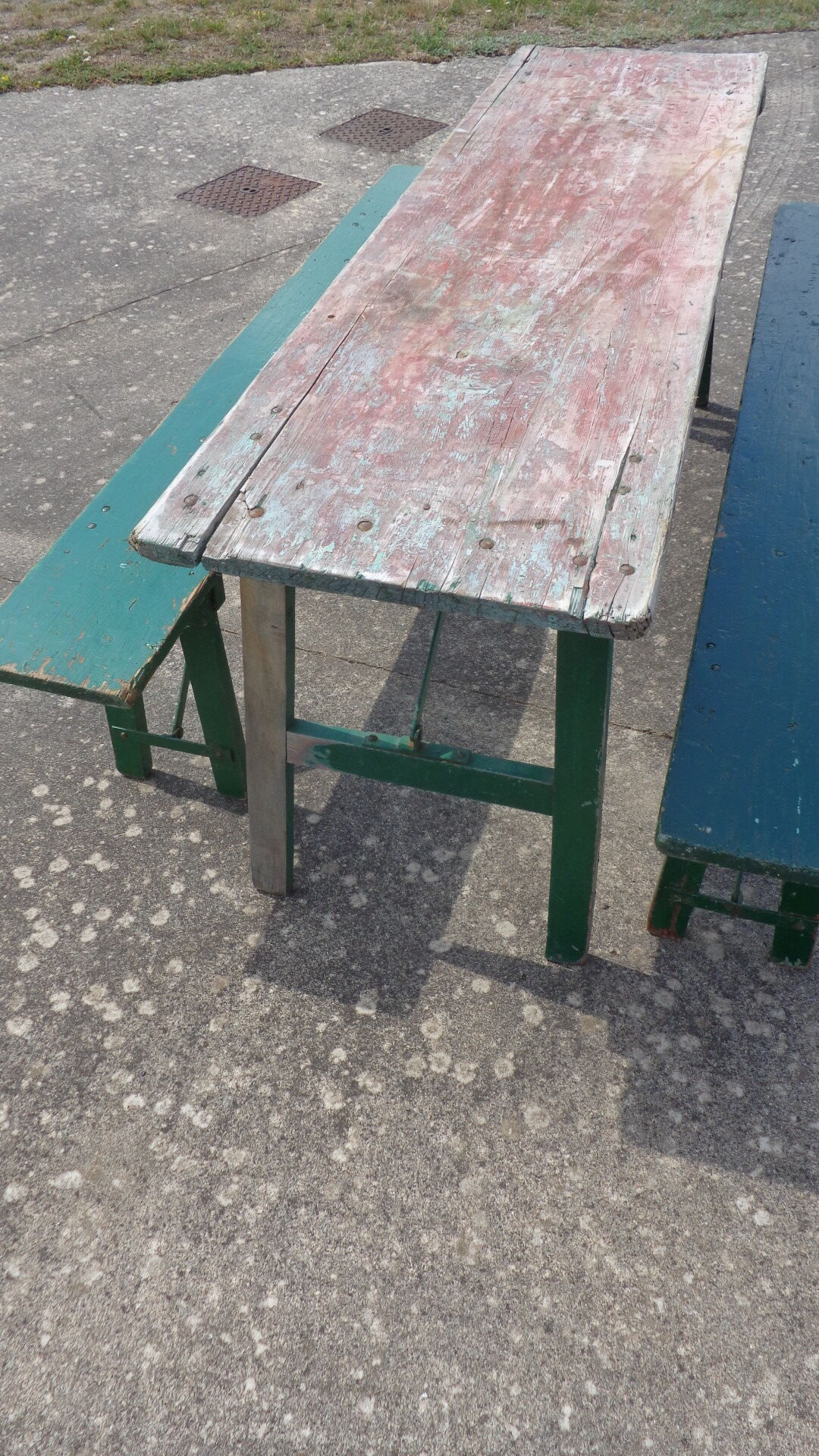 Table de brasserie mutzig et ses bancs