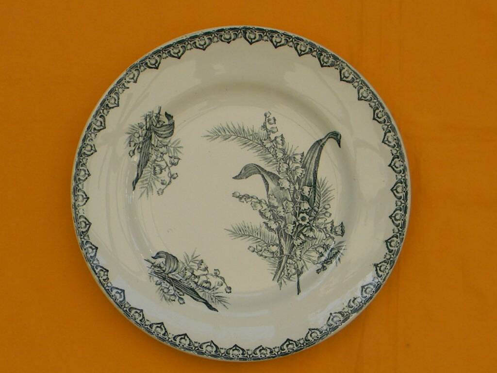 Set of 4 flat plates in saint amand earthenware. lily of the valley decor.