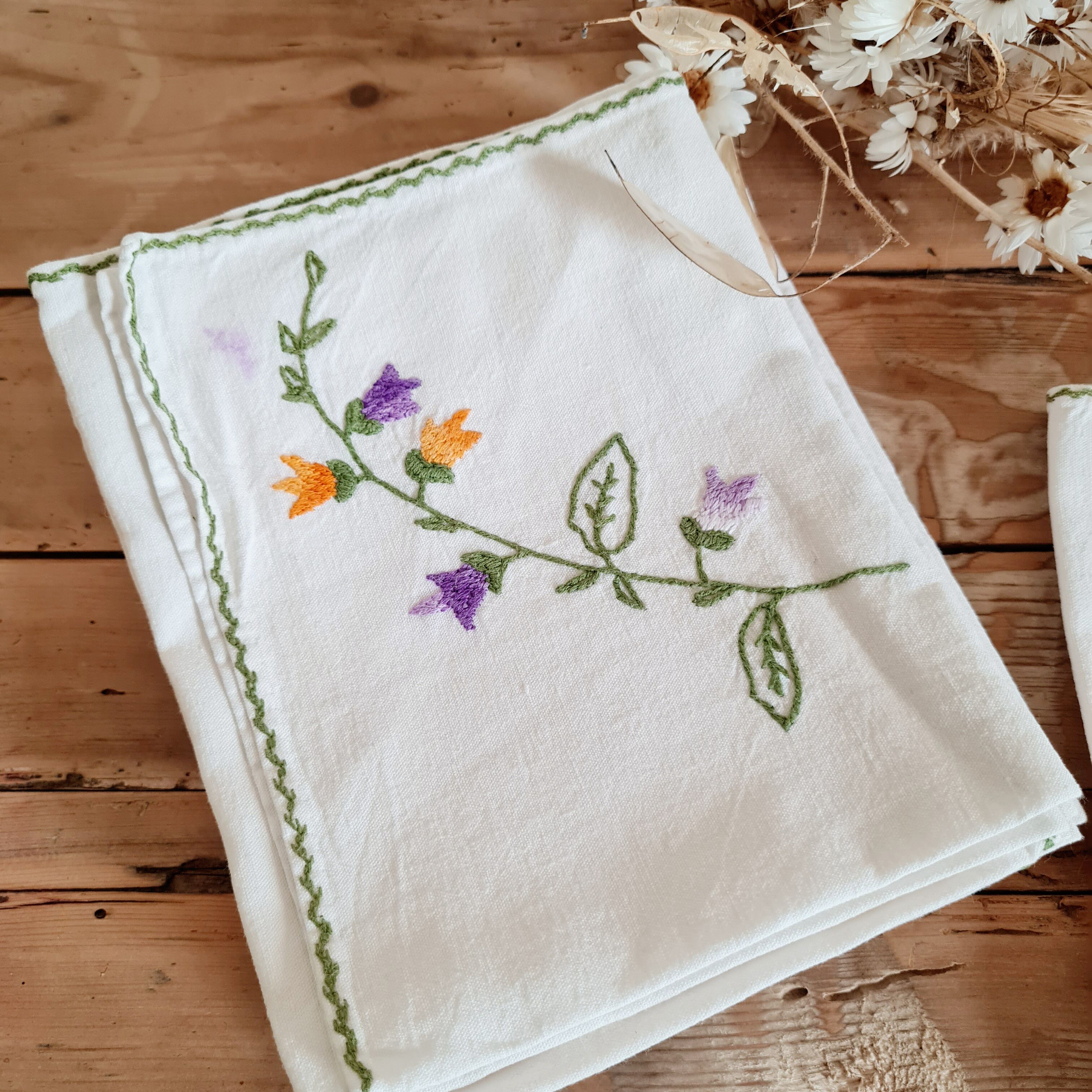 Set of 10 white towels embroidered flowers