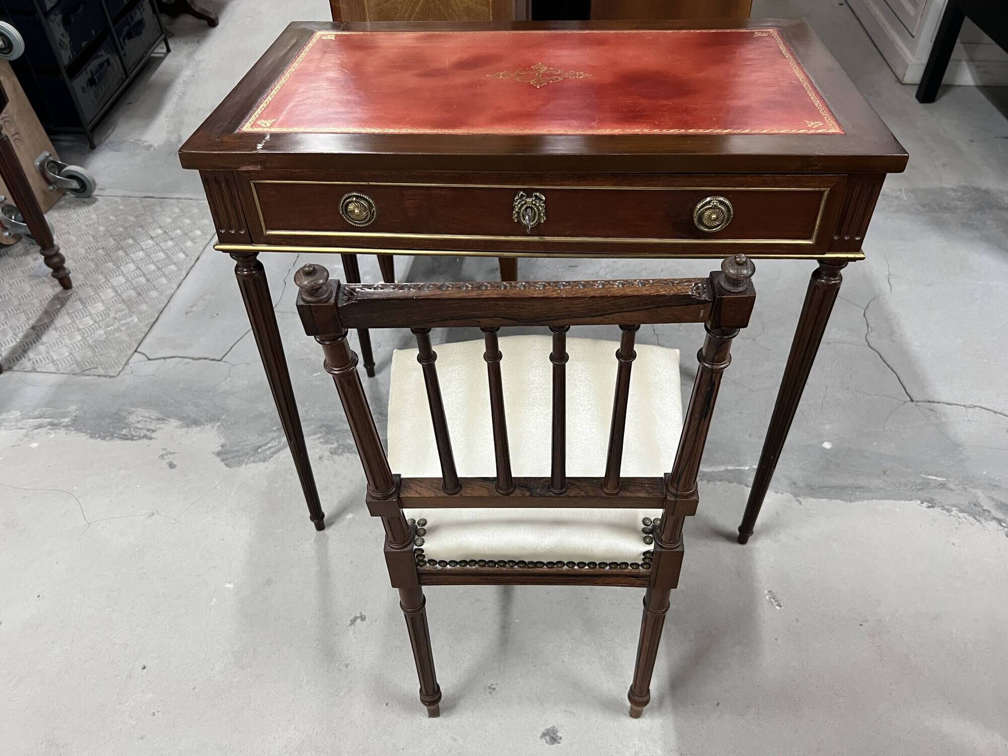 Flat desk and Louis XVI style chair in mahogany veneer (nineteenth century)