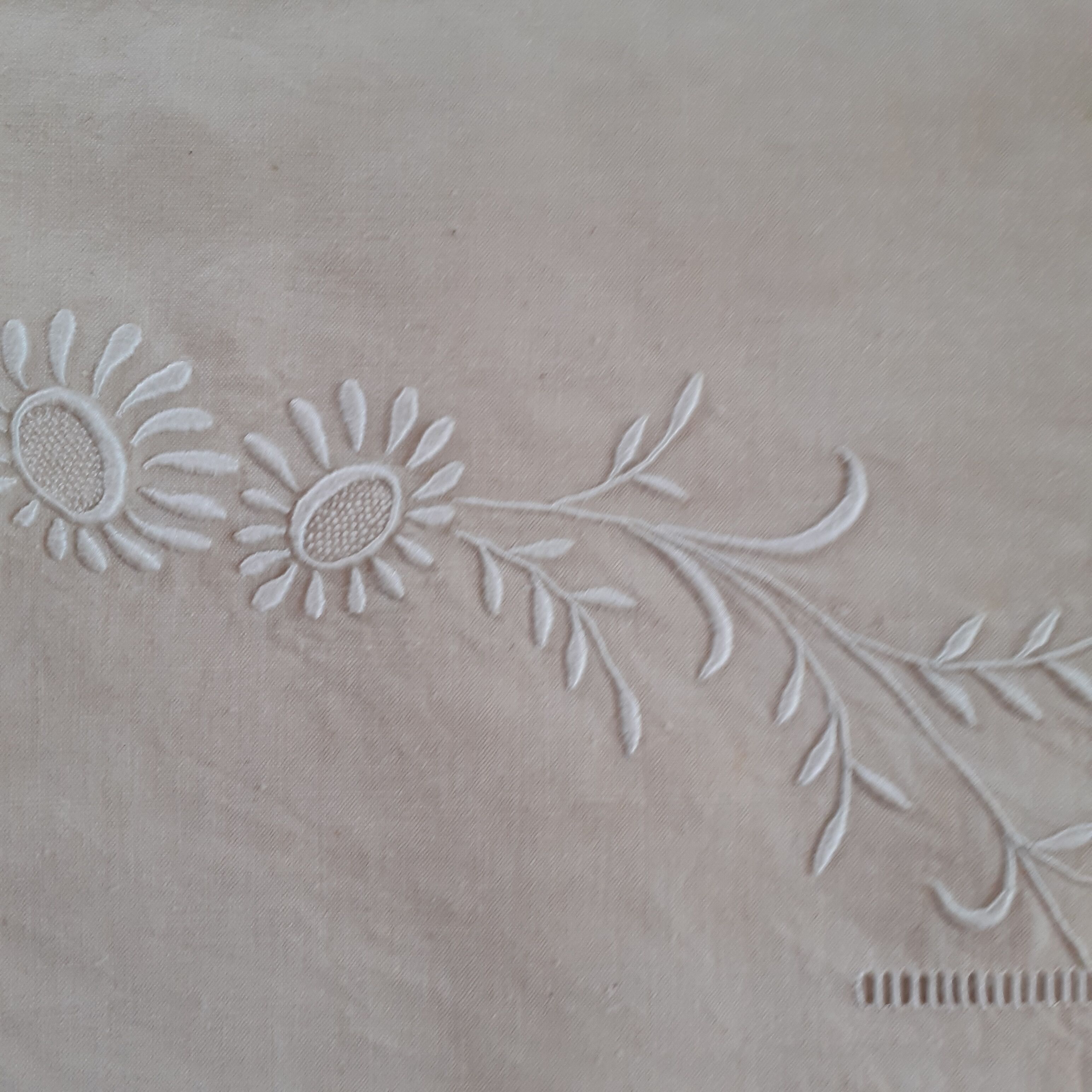 Linen sheet. Bordered by a day and a fresco of flowers, handmade.