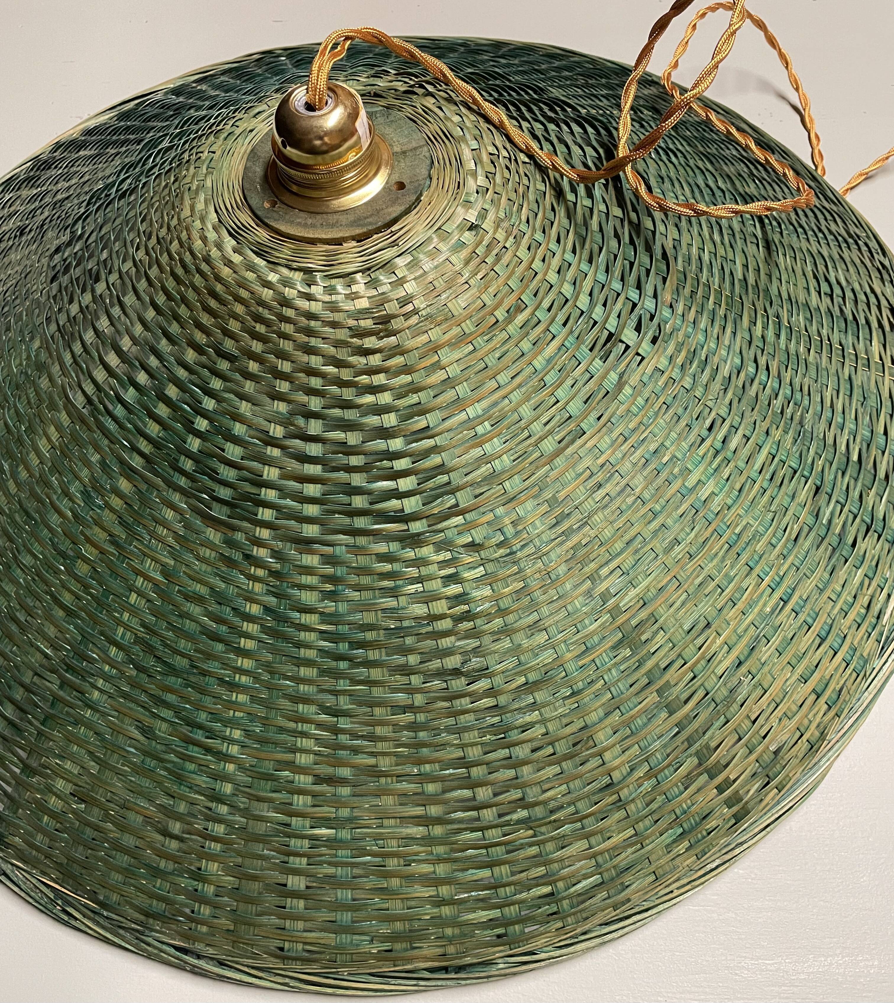 Suspension in green braided rattan