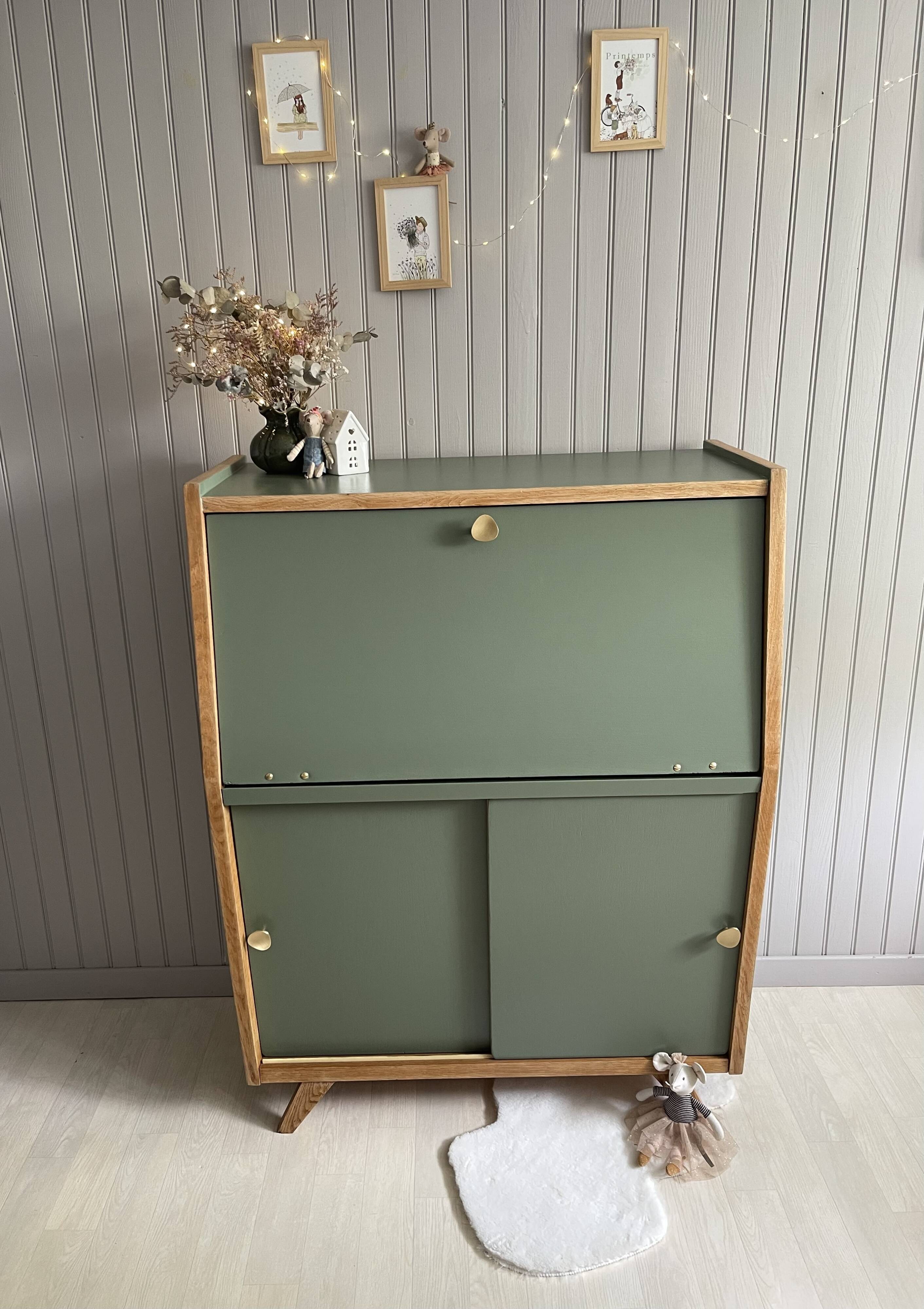 Green secretary