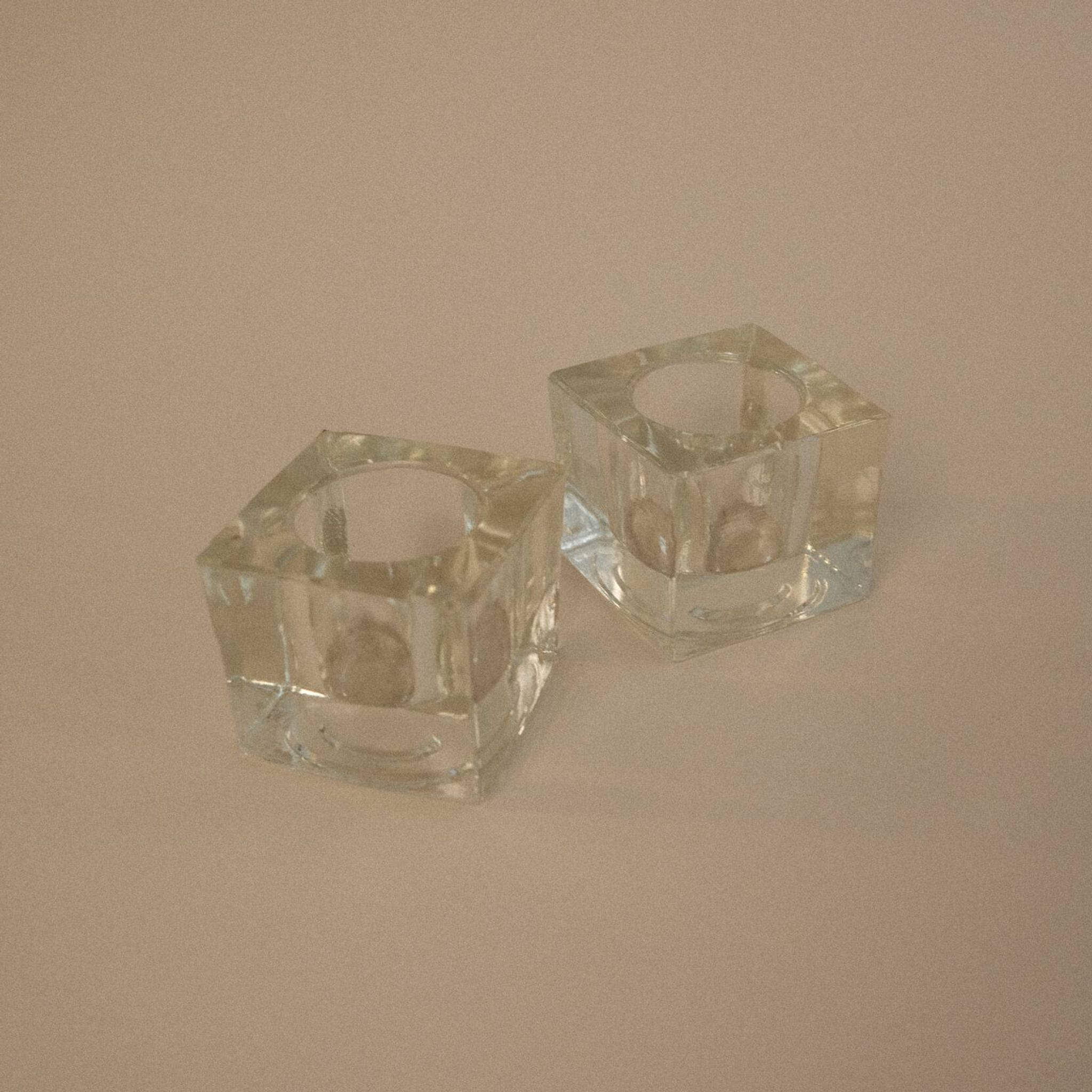 Paire de bougeoirs carrés en verre