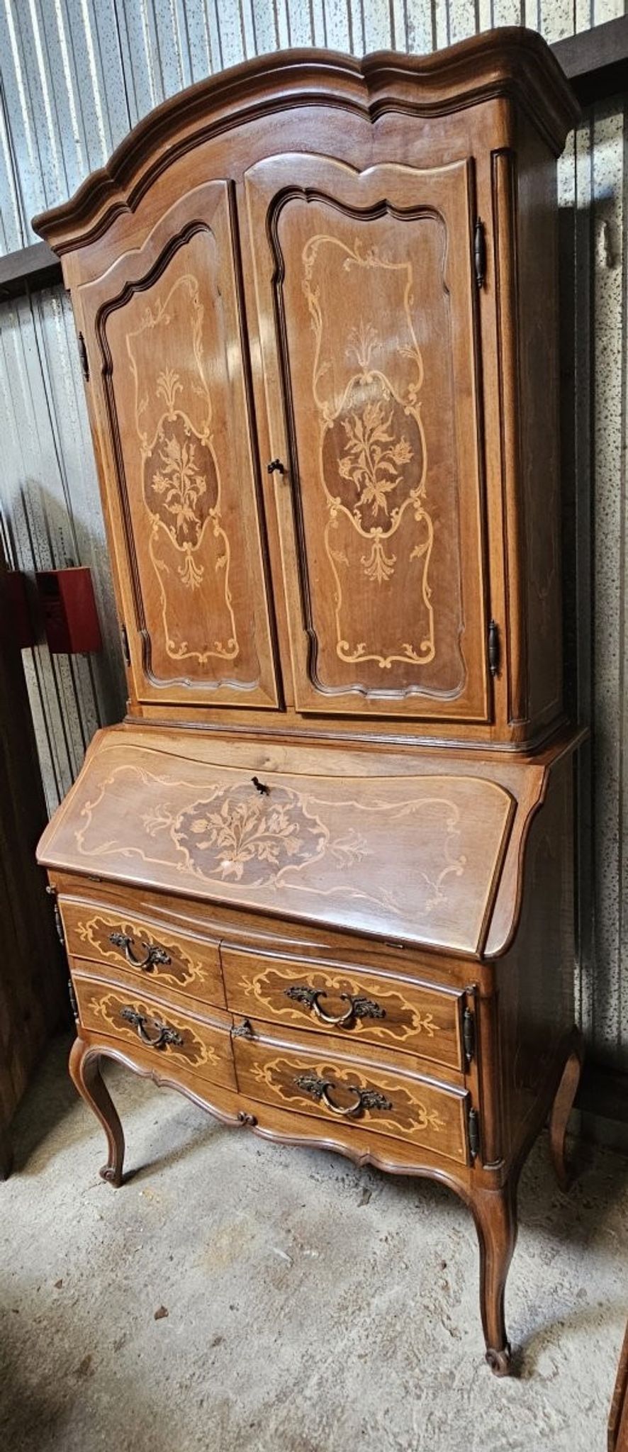Louis XV style curved cabinet in marquetry.