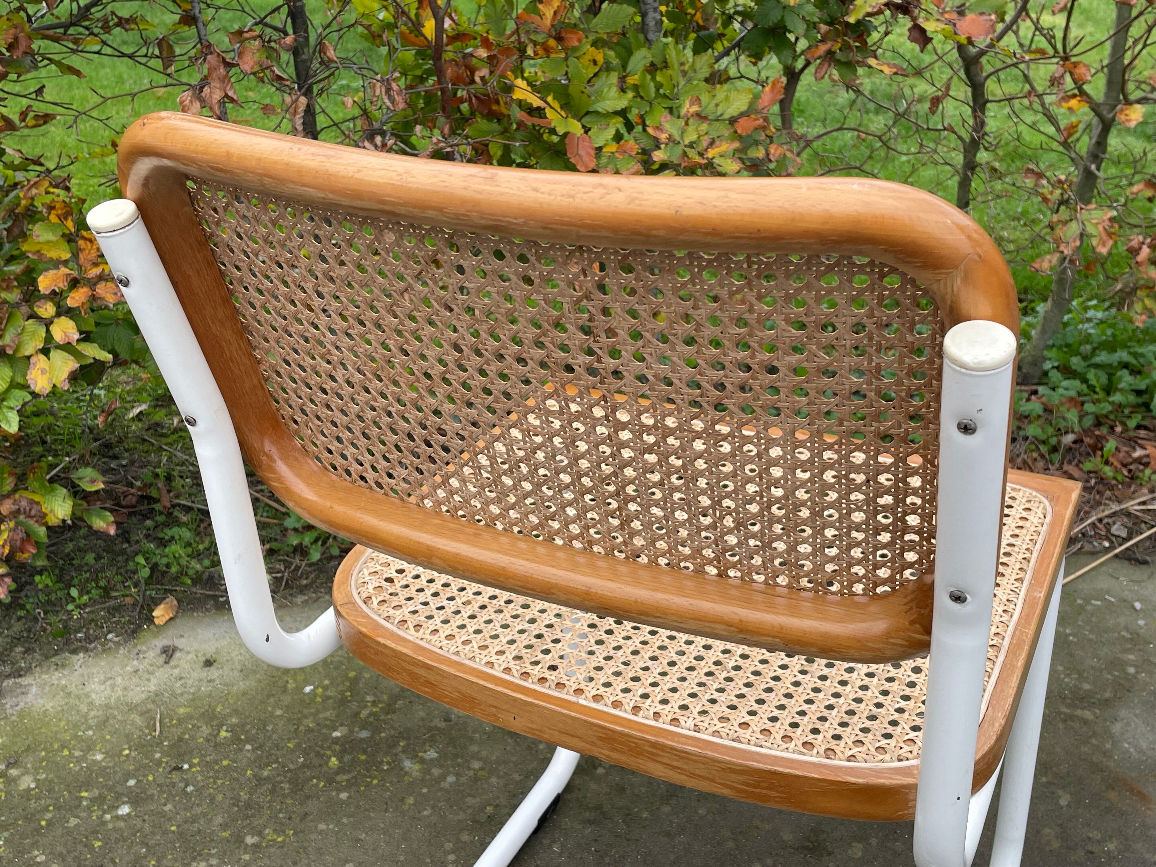 Chaise Cesca modèle b32 en blanc et bois par Marcel Breuer