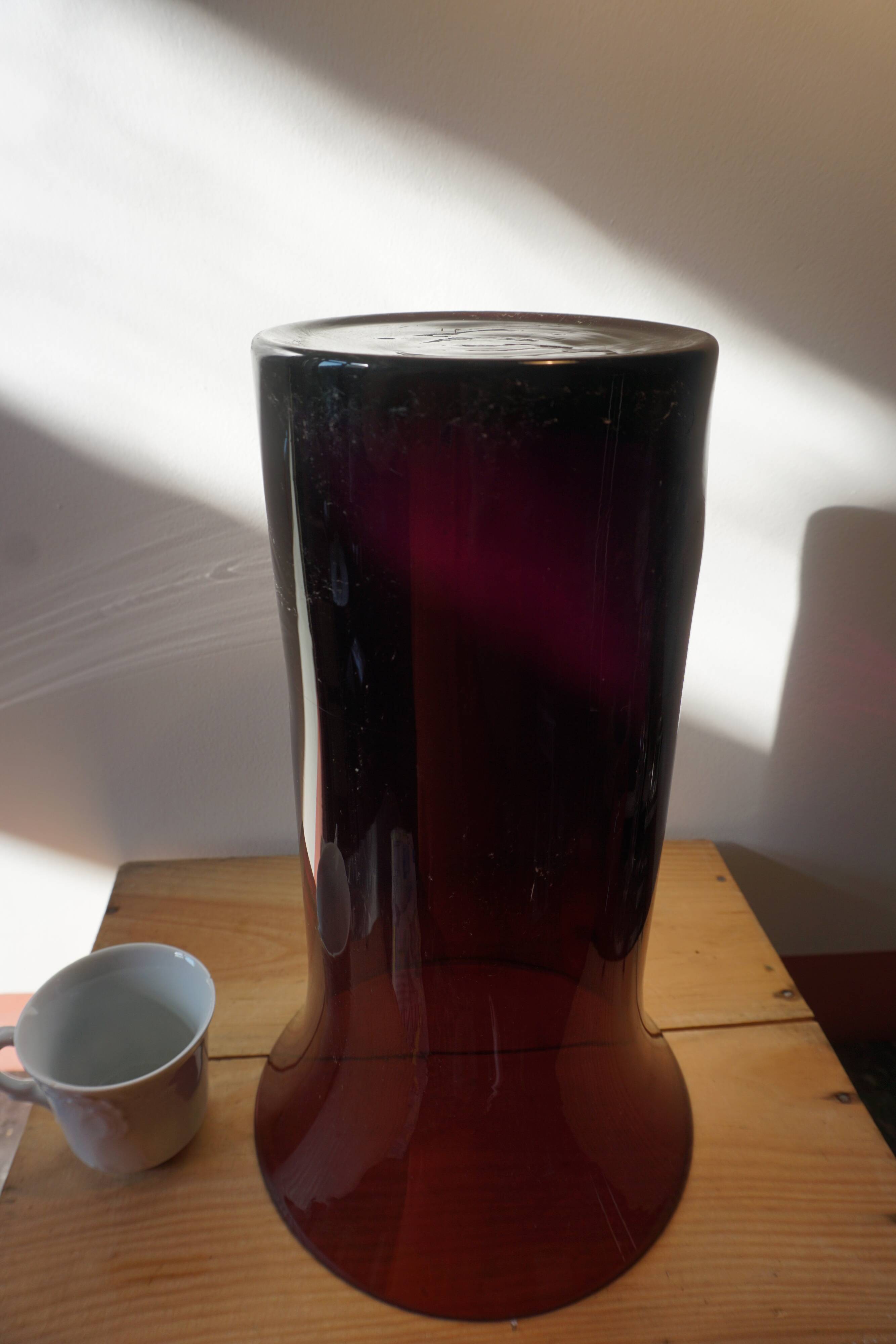 Vase violet en verre soufflé