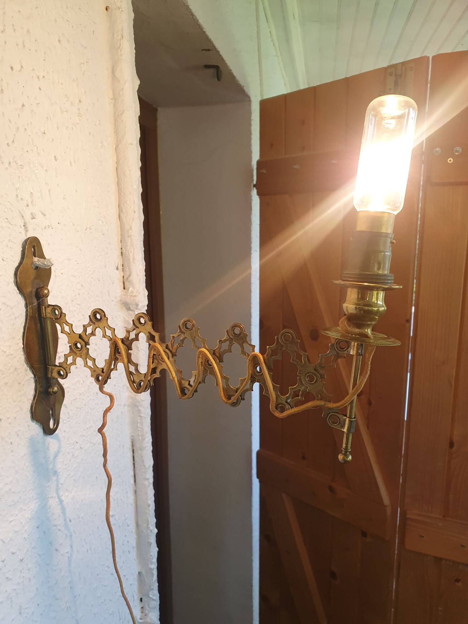 Vintage extendable pantograph wall light