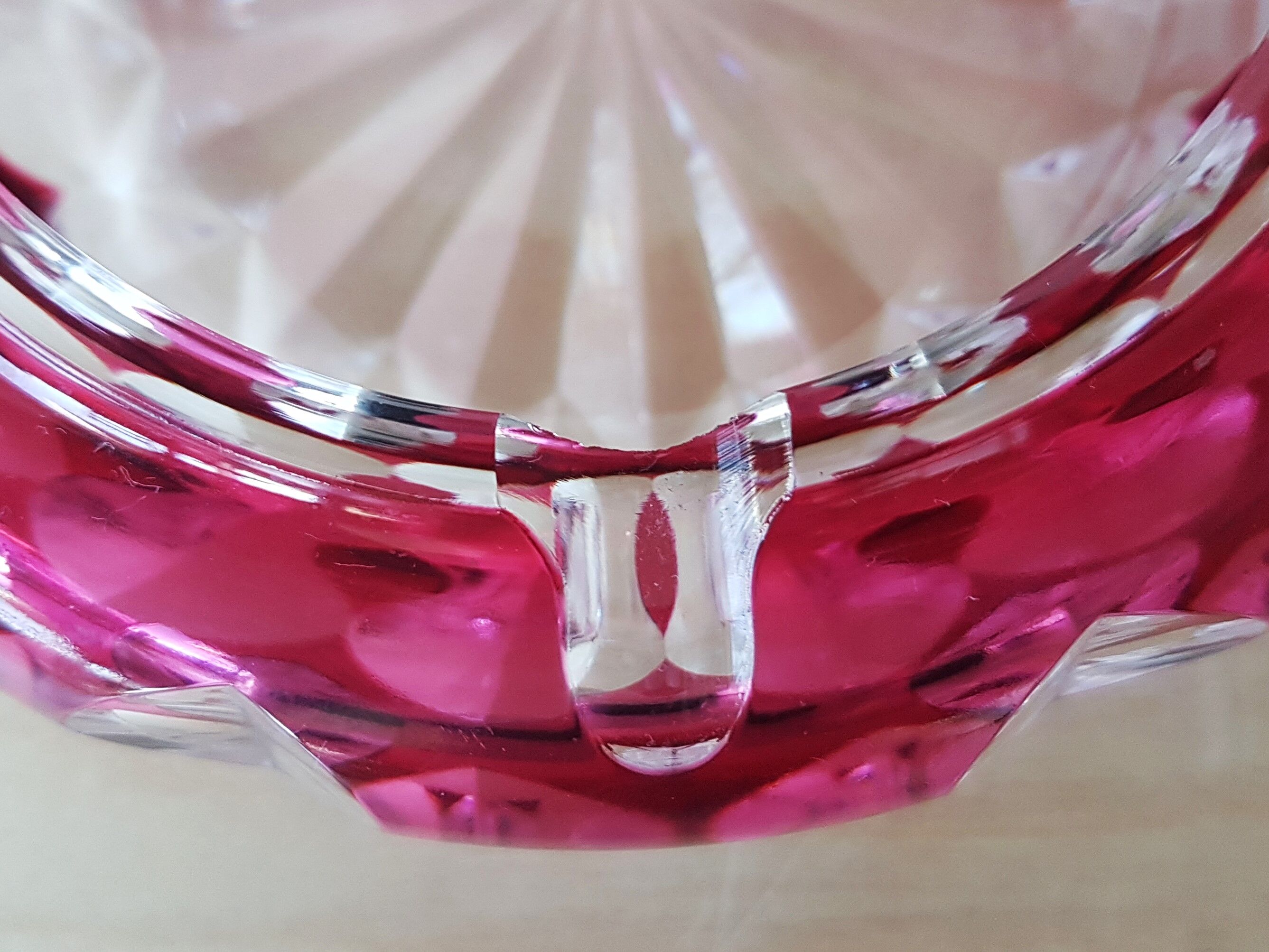 Cendrier Val Saint Lambert en cristal taillé doublé rouge-rose