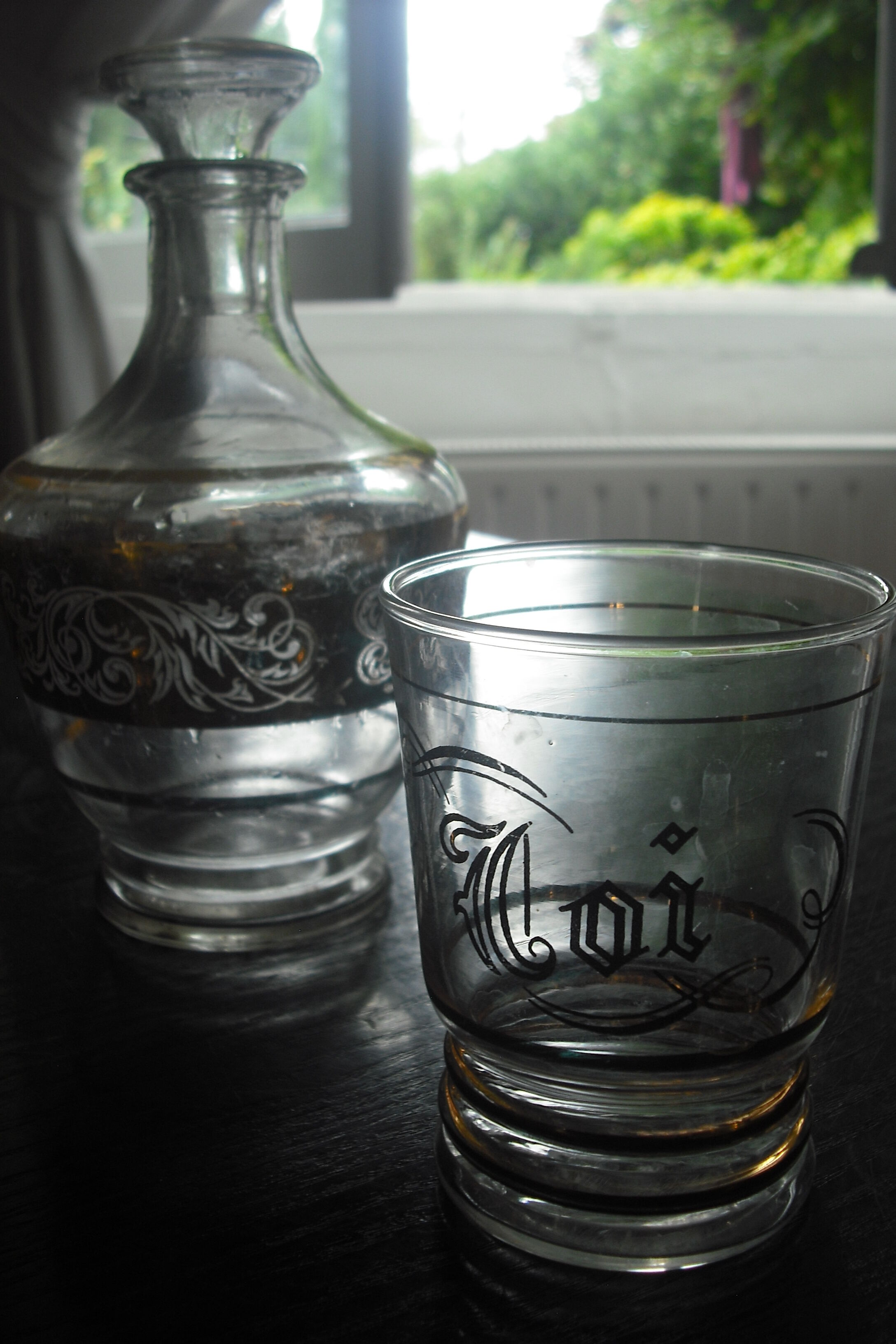 4 glasses engraved gold, one bottle