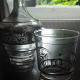 4 verres gravés or, un flacon