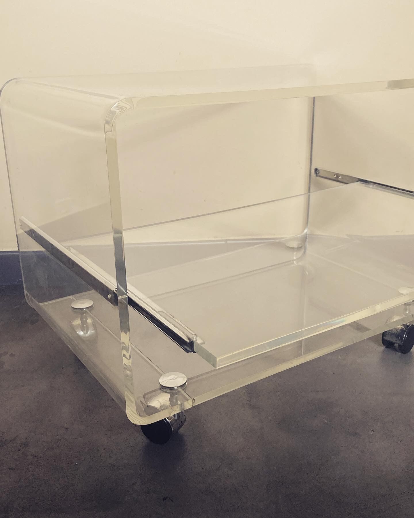 Serving in plexisglas