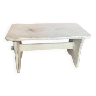 Small footrest bench, rustic, in patinated wood.