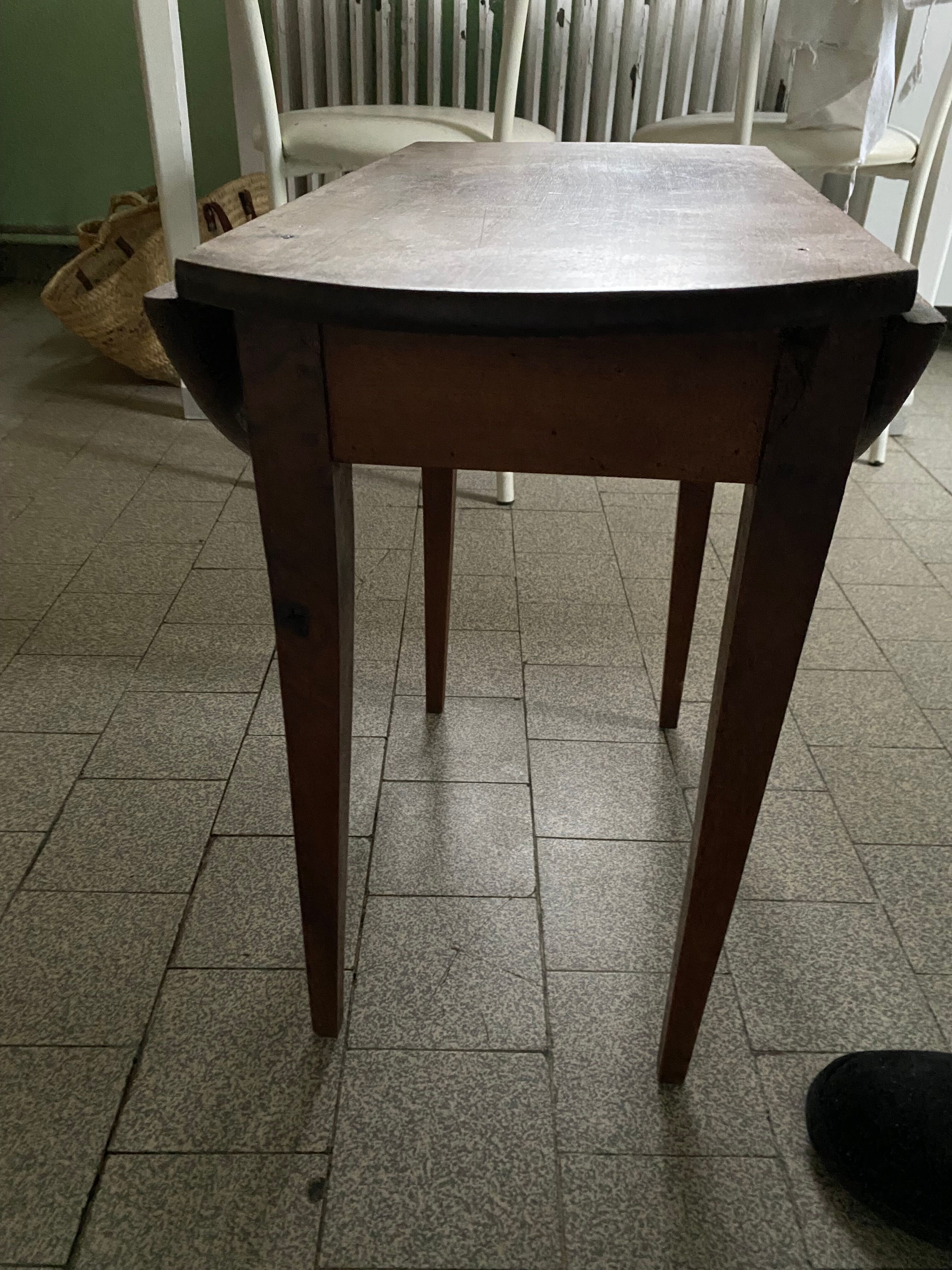 Round wooden folding coffee table