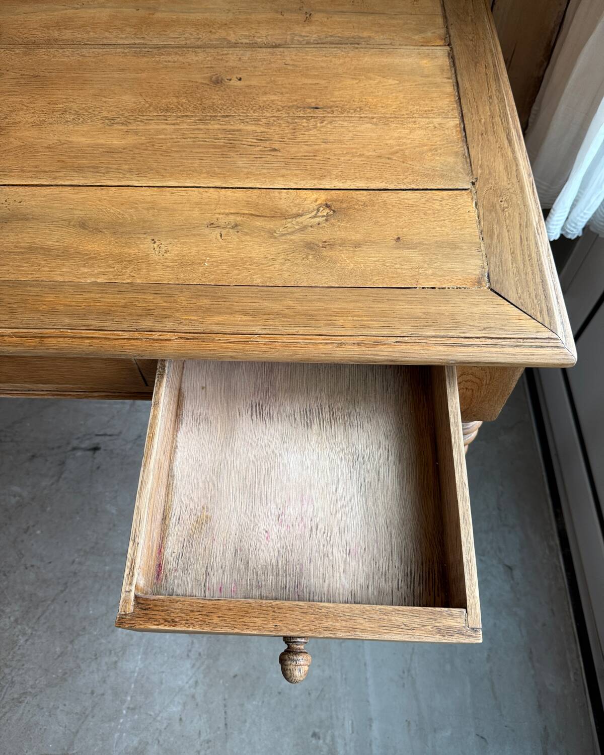 Large desk with turned legs in solid oak (renovated)