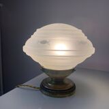 Old table lamp in brass and engraved opaline