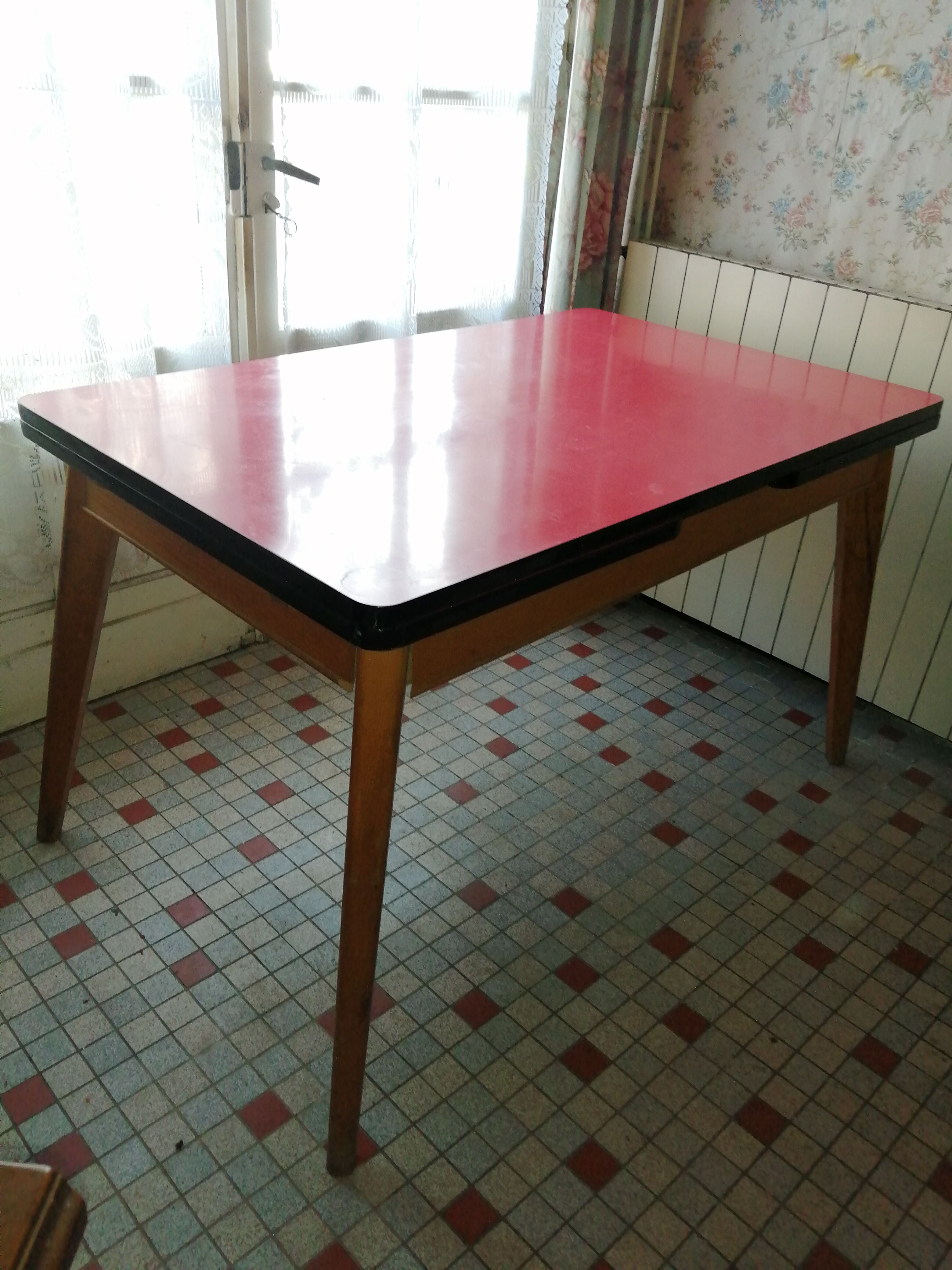 Table en formica rouge en tbe