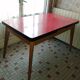 Table en formica rouge en tbe