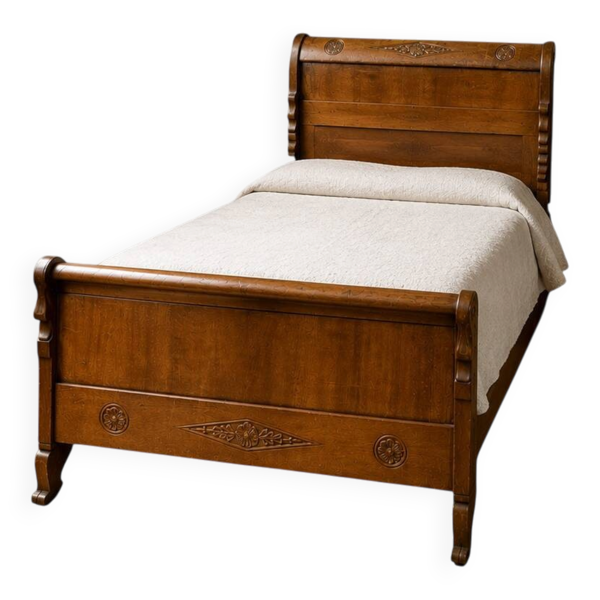 Lit de bateau en noyer sculpté – Époque Directoire, vers 1800