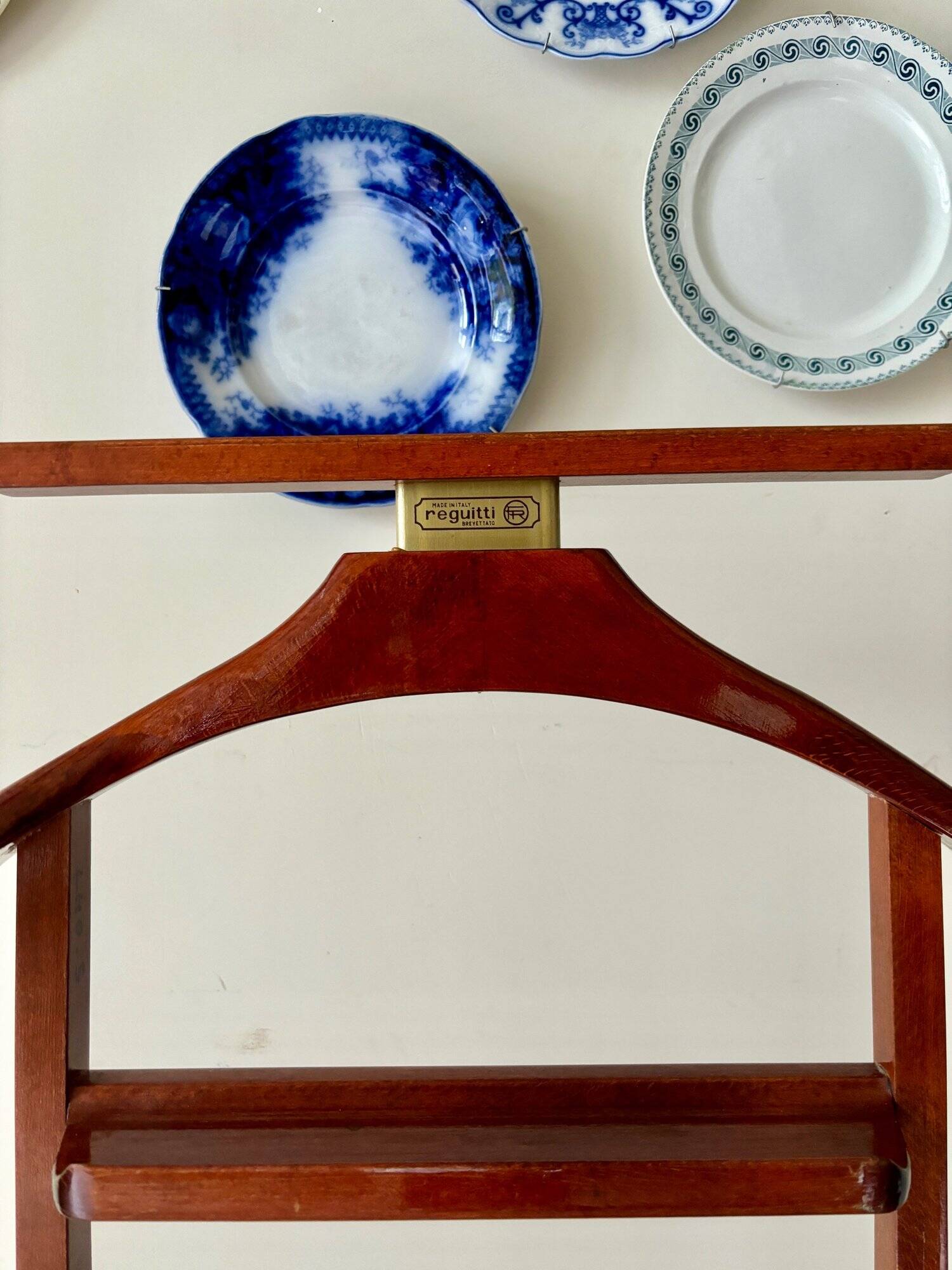 Reguitti valet on casters in dark wood