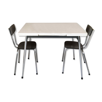 Table extensible et deux chaises en formica années 70