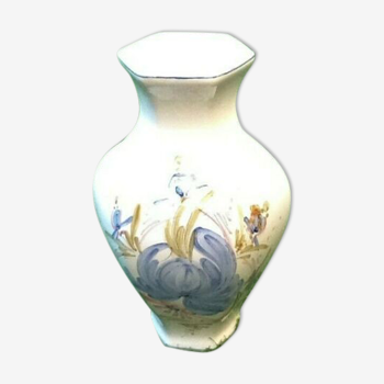 Vase à pans de forme hexagonale Céramique à décor floral