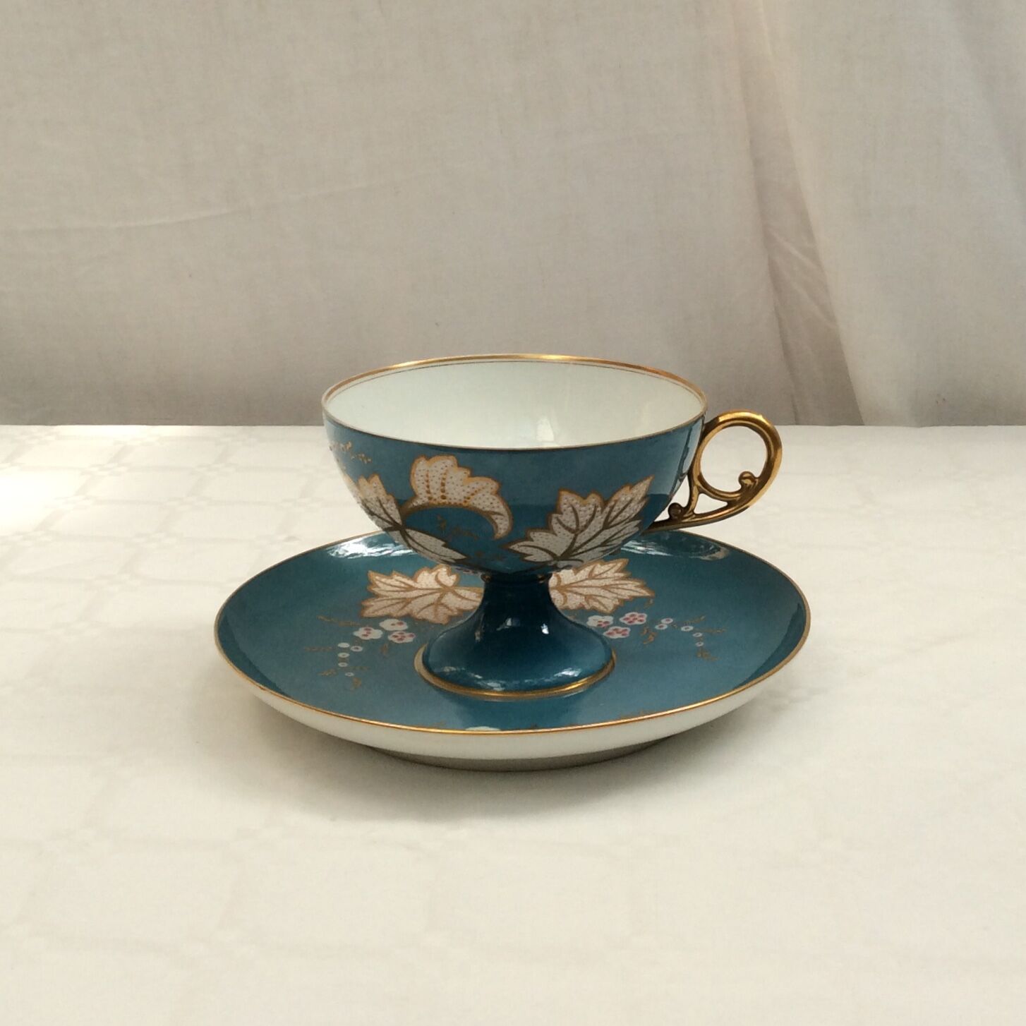 Ancienne tasse et soucoupe à chocolat en porcelaine de Paris Dimension : hauteur -8,5cm- D-11,5cm-