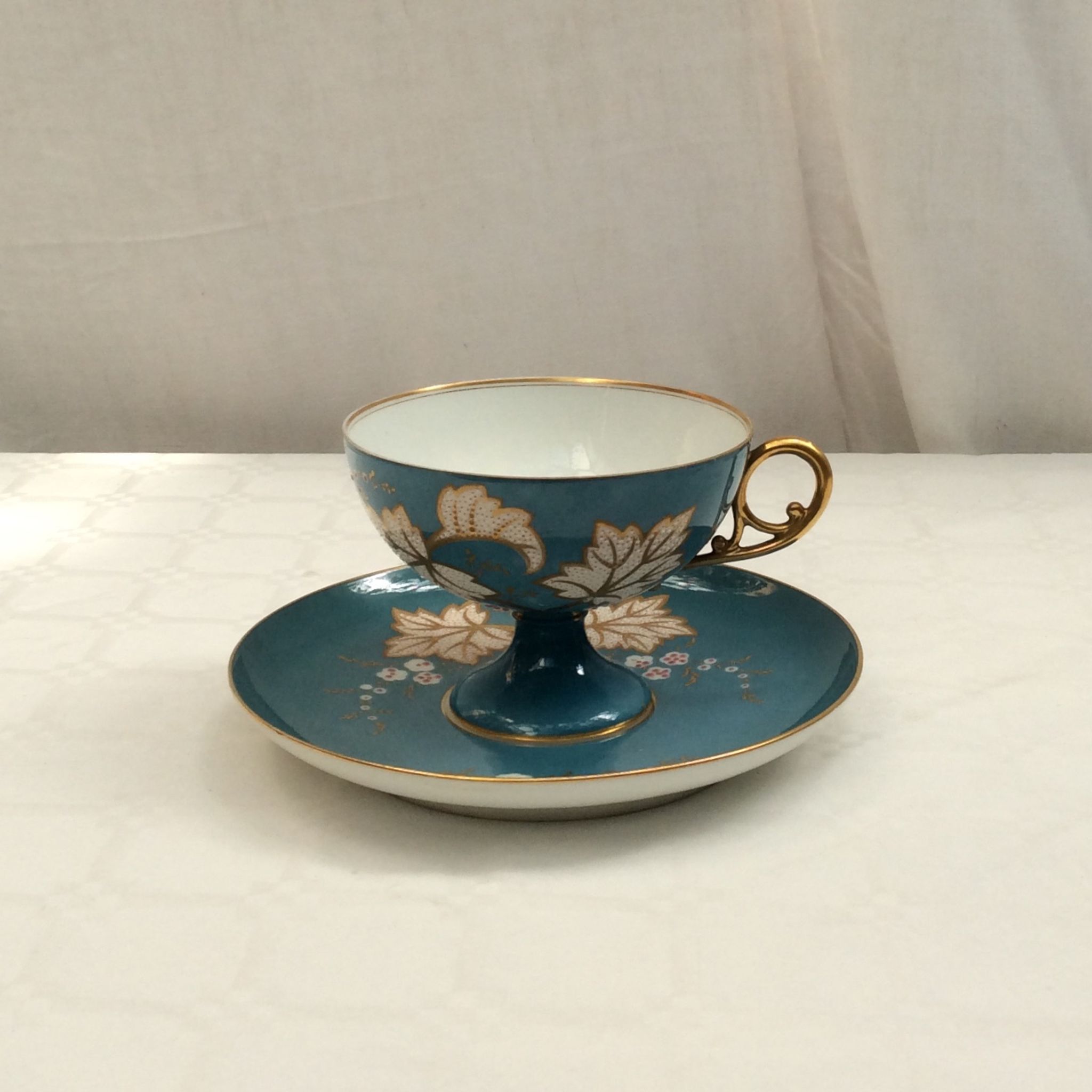 Old porcelain chocolate cup and saucer of Paris Dimension: height -8.5cm- D-11.5cm-