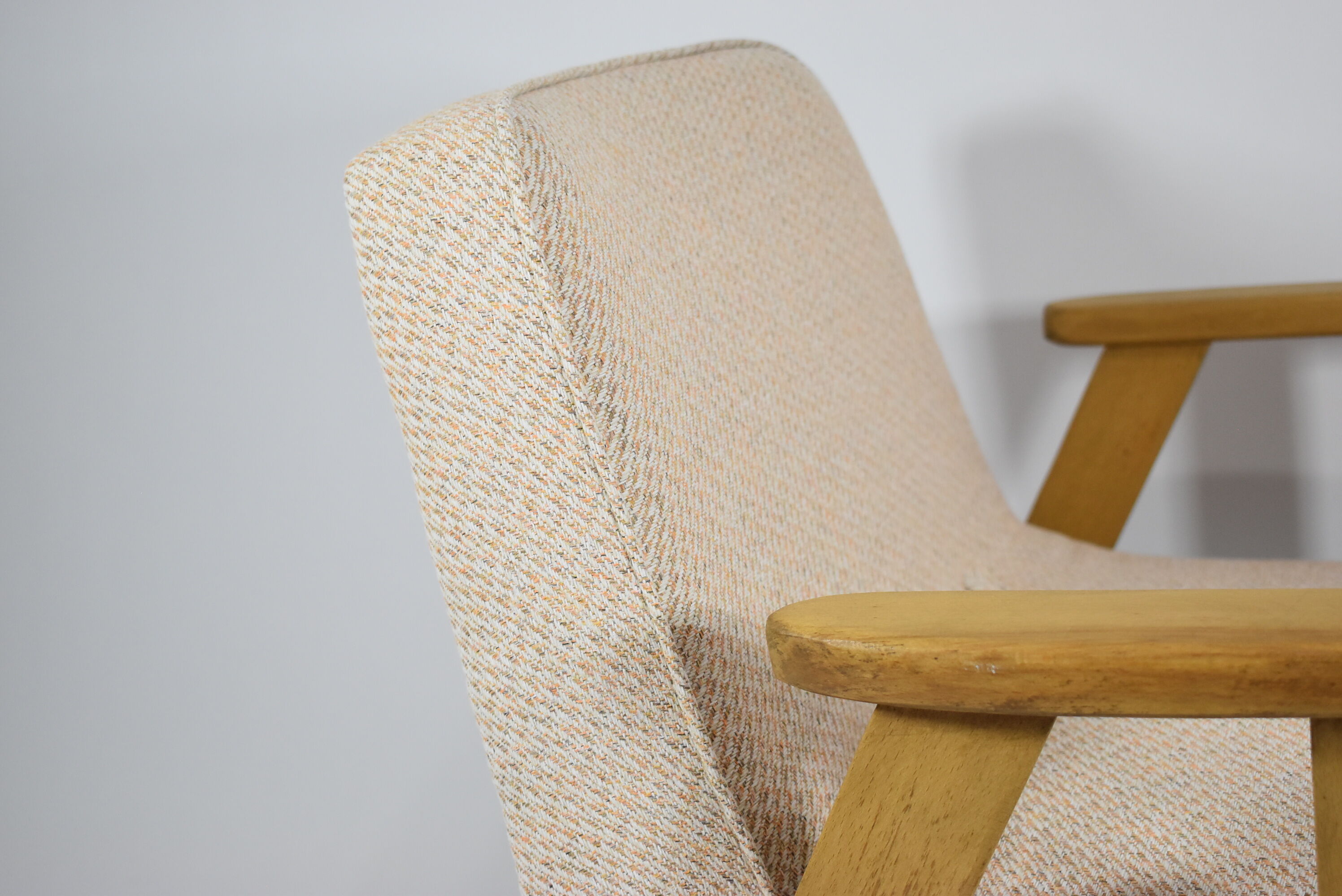 Fauteuil original 366 designer J.Chierowski années 1960, beige, bois de chêne