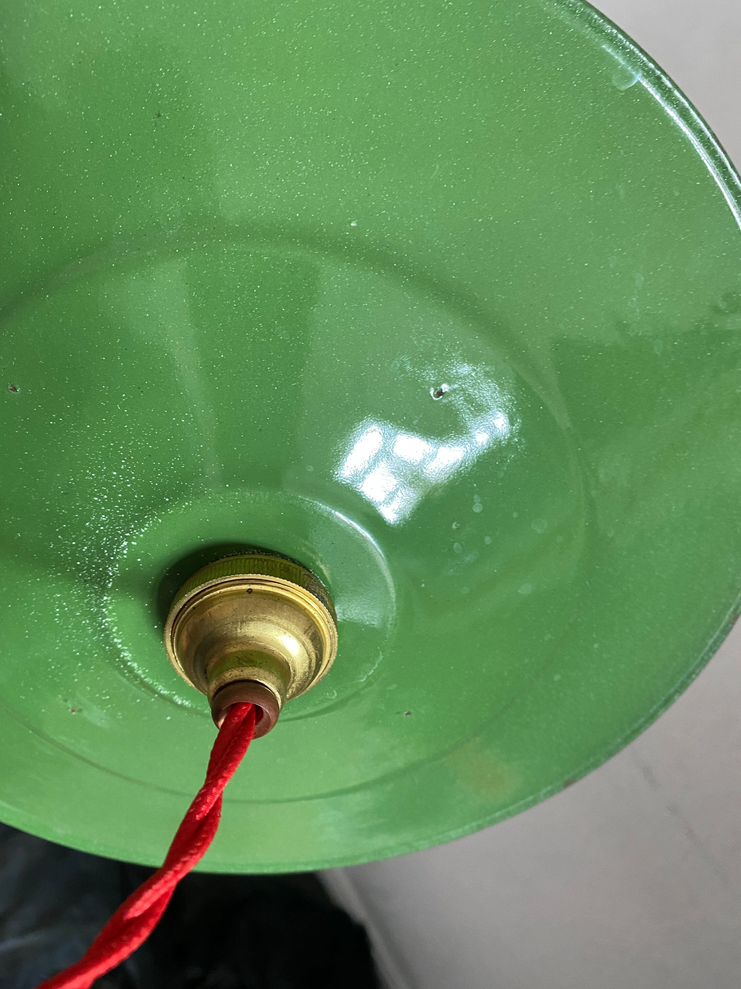 Enamelled sheet metal suspension