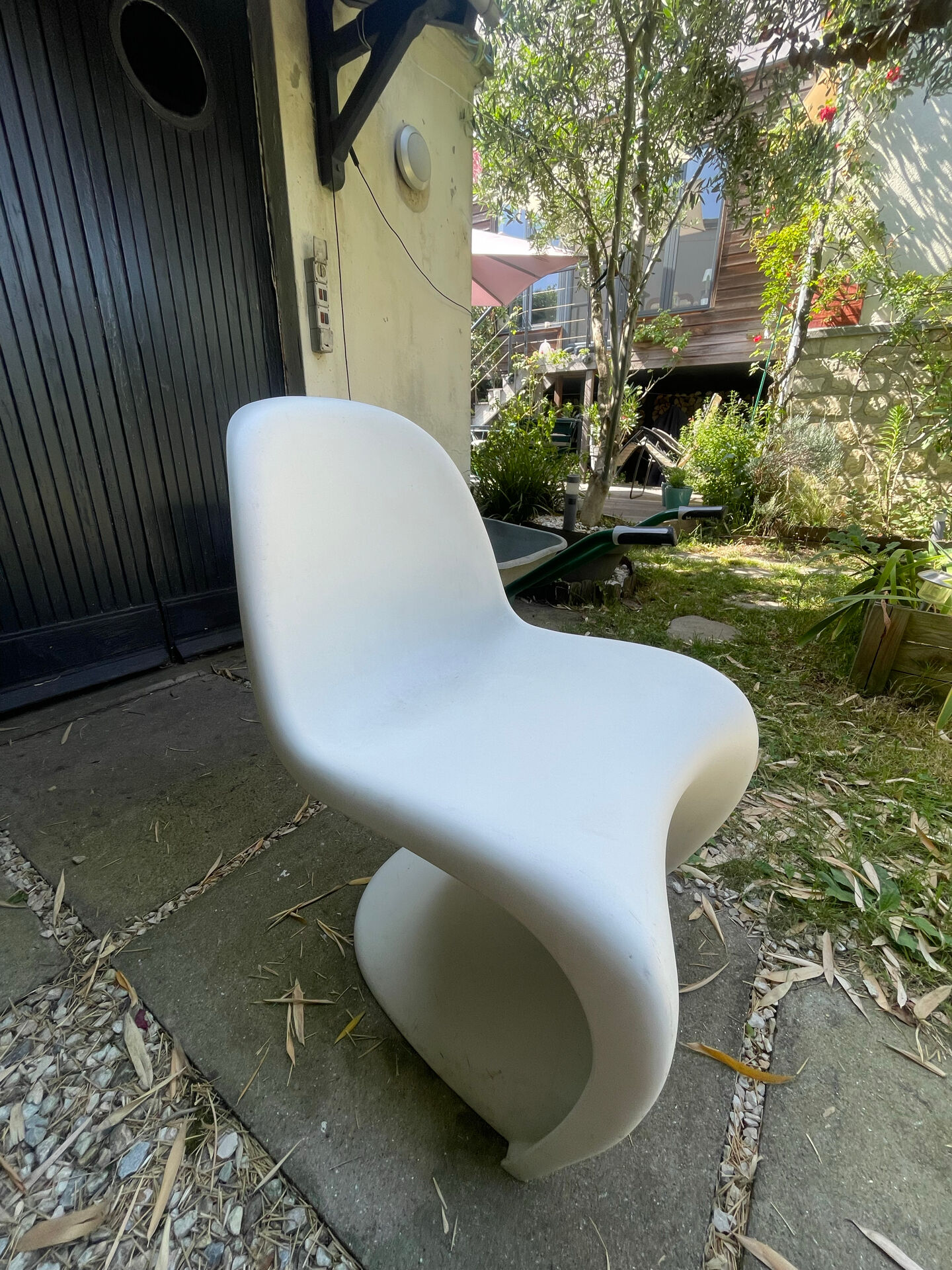 Authentic white Panton chairs by Vitra – Design by Verner Panton