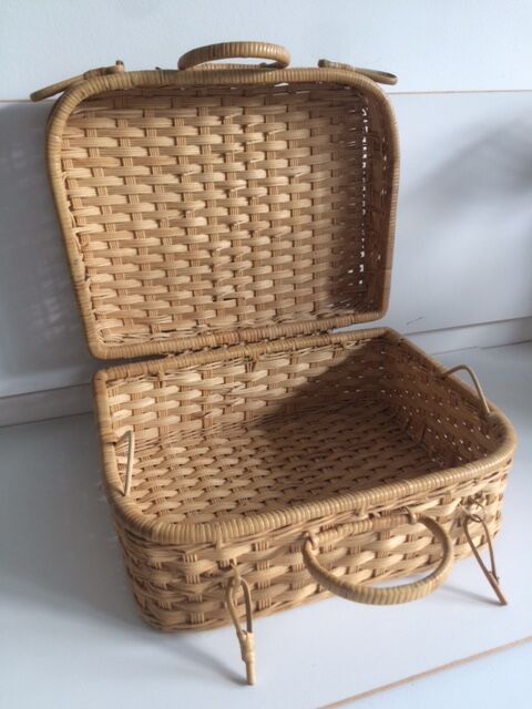 Suitcase round Wicker vintage