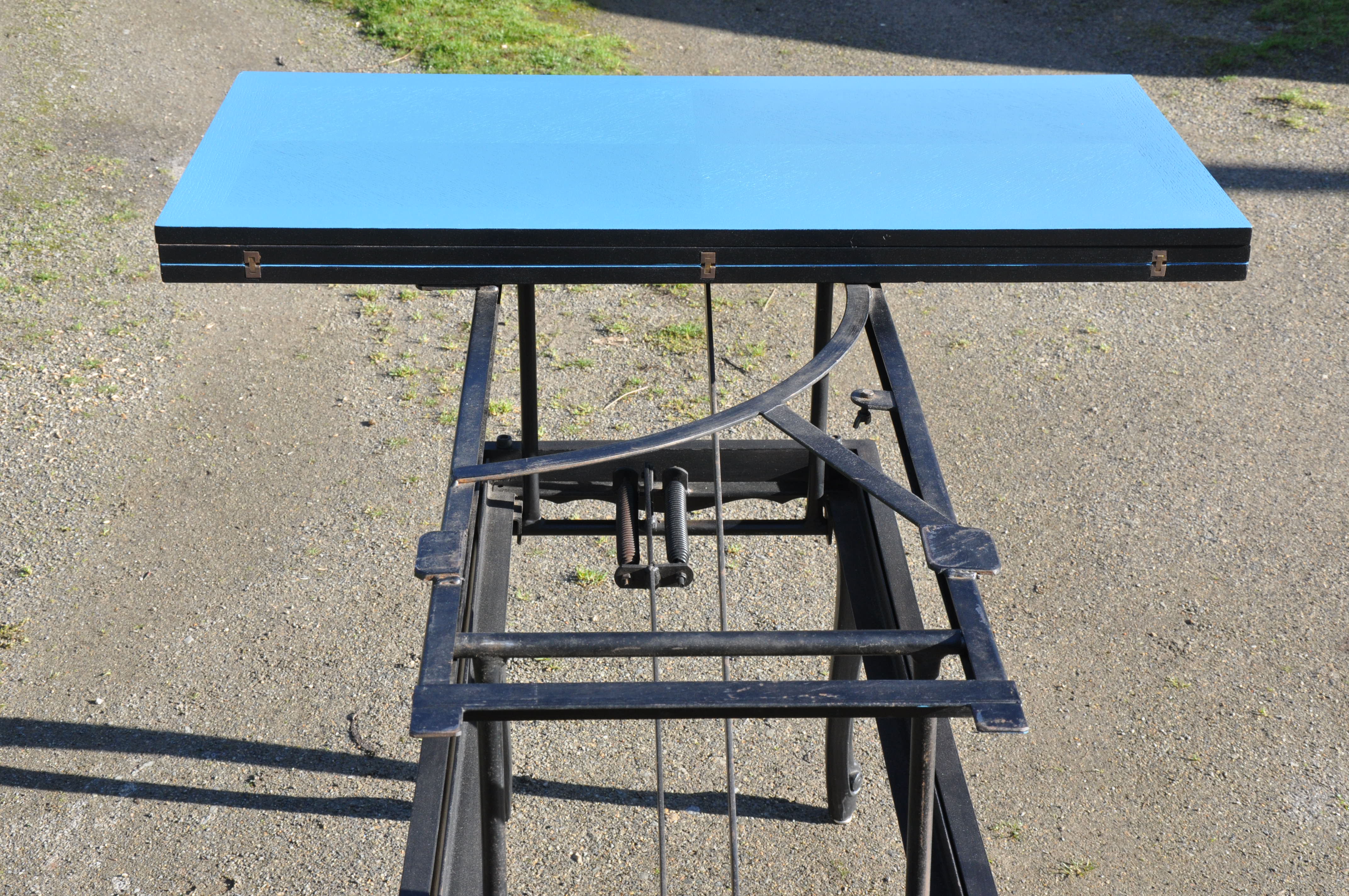 Lift-up coffee table