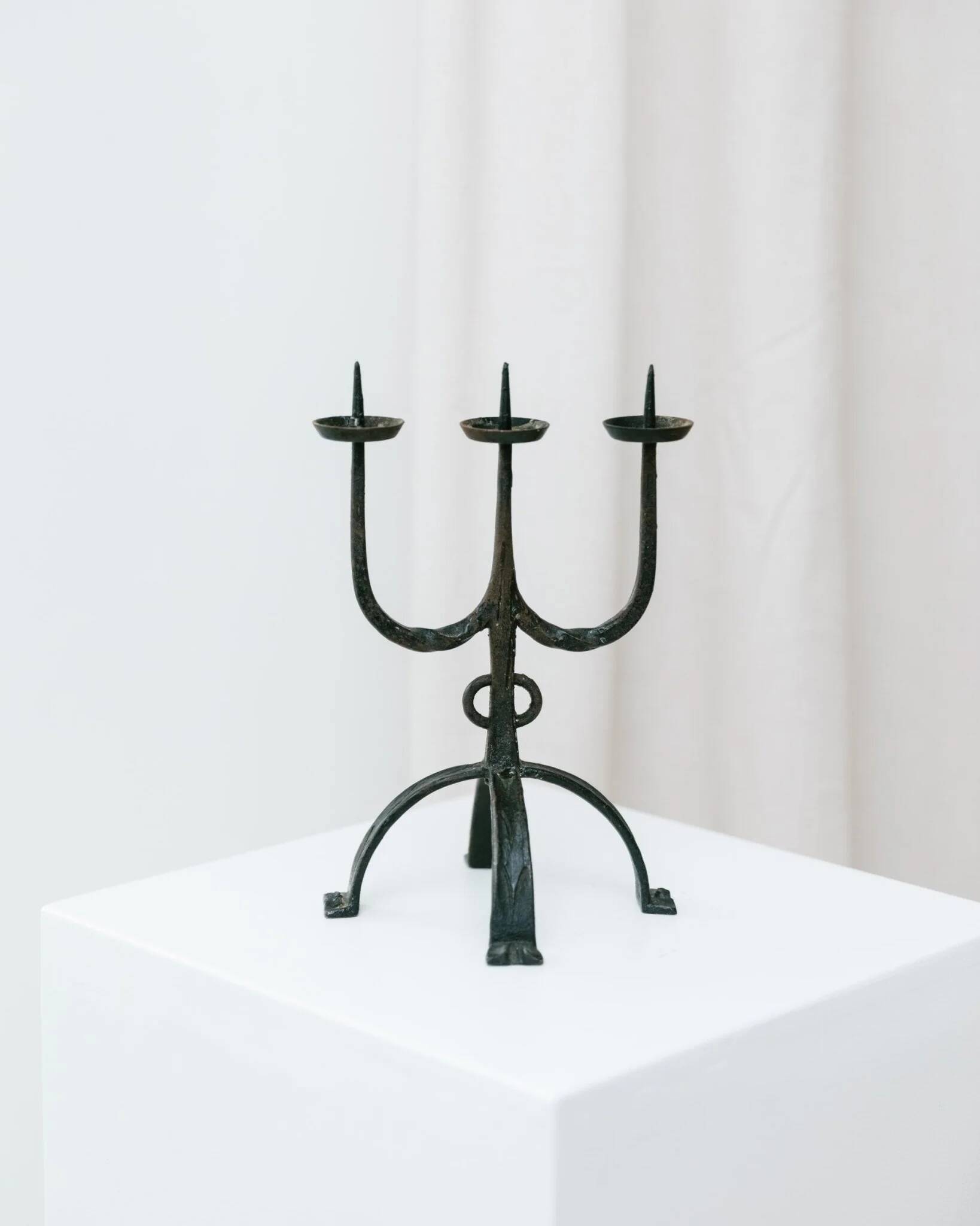 Black hand-forged iron candleholder statue with mid-century, 70s Brutalist tripod design