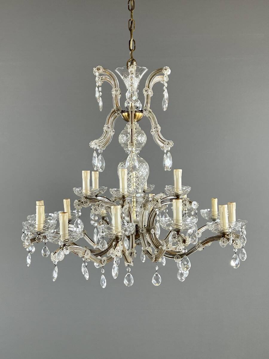 Large crystal chandelier with pendants, Louis XV style, 20th century.