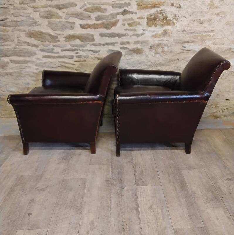 Paire de fauteuils club clouté