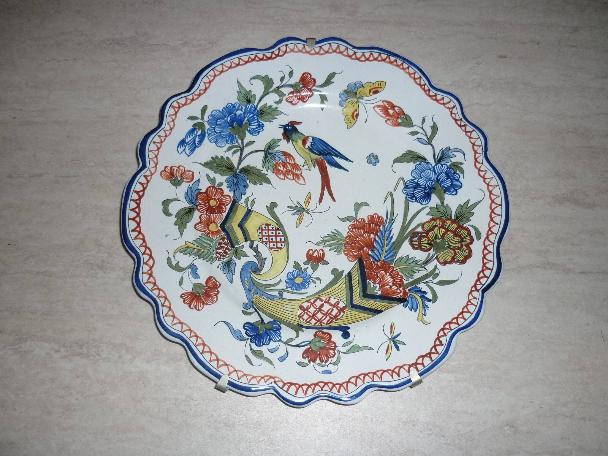Decorative ceramic bird and cornucopia plate