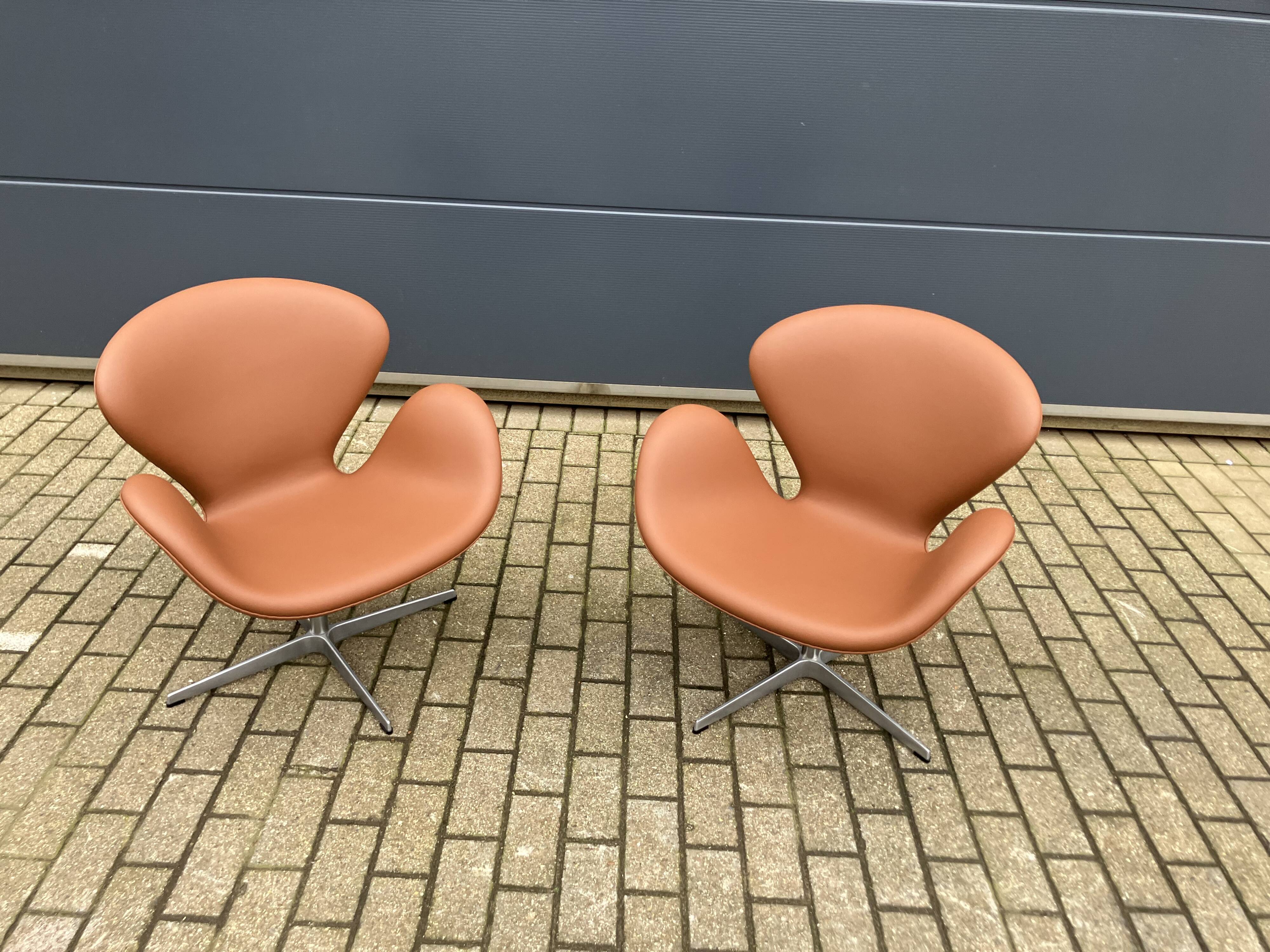 2x Fritz Hansen Swan chair by Arne Jacobsen, NEW condition!!
