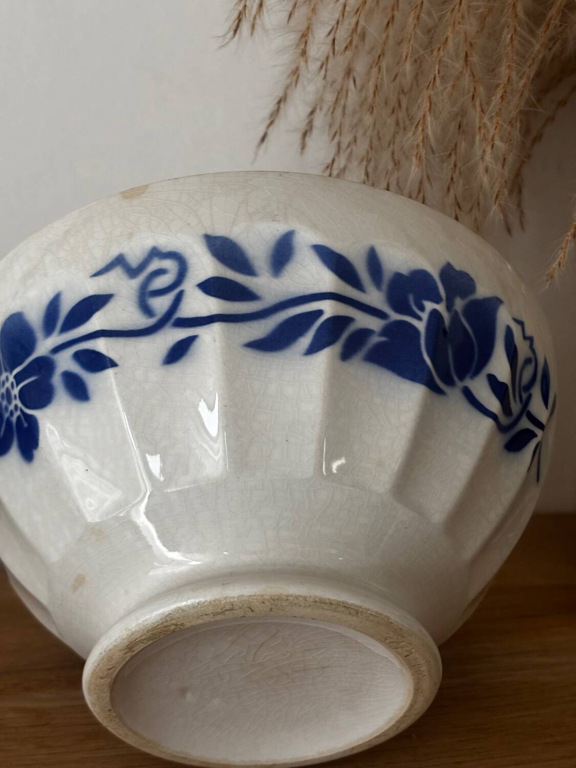 Bol ancien en faïence à décor de fleurs bleues