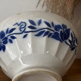 Bol ancien en faïence à décor de fleurs bleues