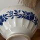 Bol ancien en faïence à décor de fleurs bleues