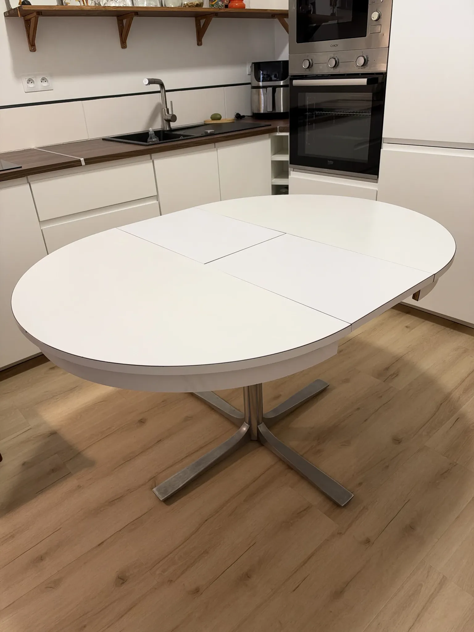 Round table Space Age Roche Bobois with integrated extensions system 1970.
