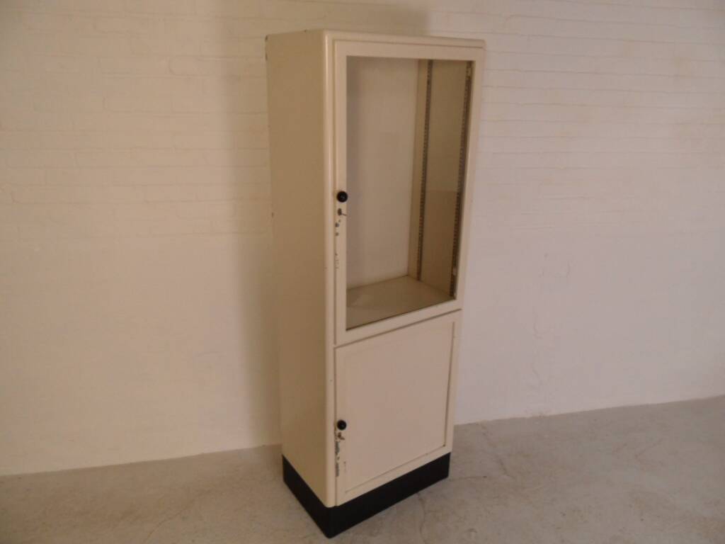 Vitrine de médecine vintage en métal