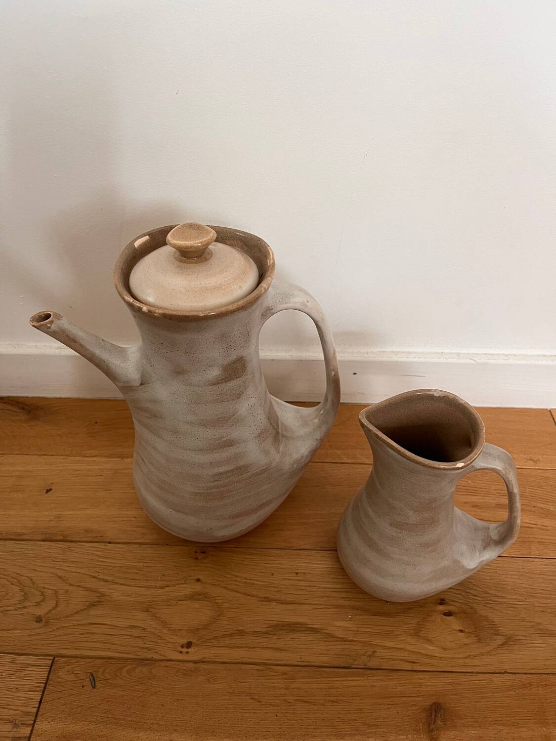 Ceramic teapot and milk jug set